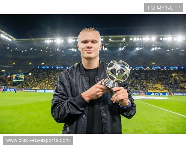 足球球星戴帽荣耀时刻回顾 打破纪录与惊艳表现并肩而行